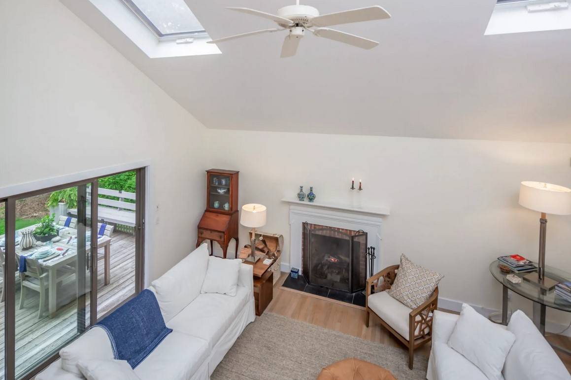 6 WOODCREST DR