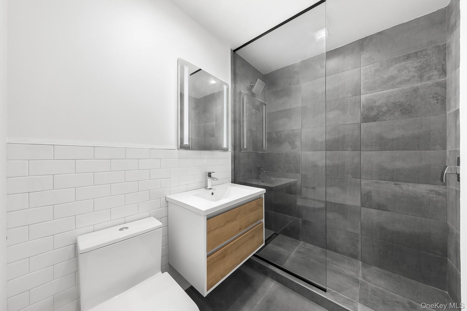 475 Kent Avenue Unit: 702