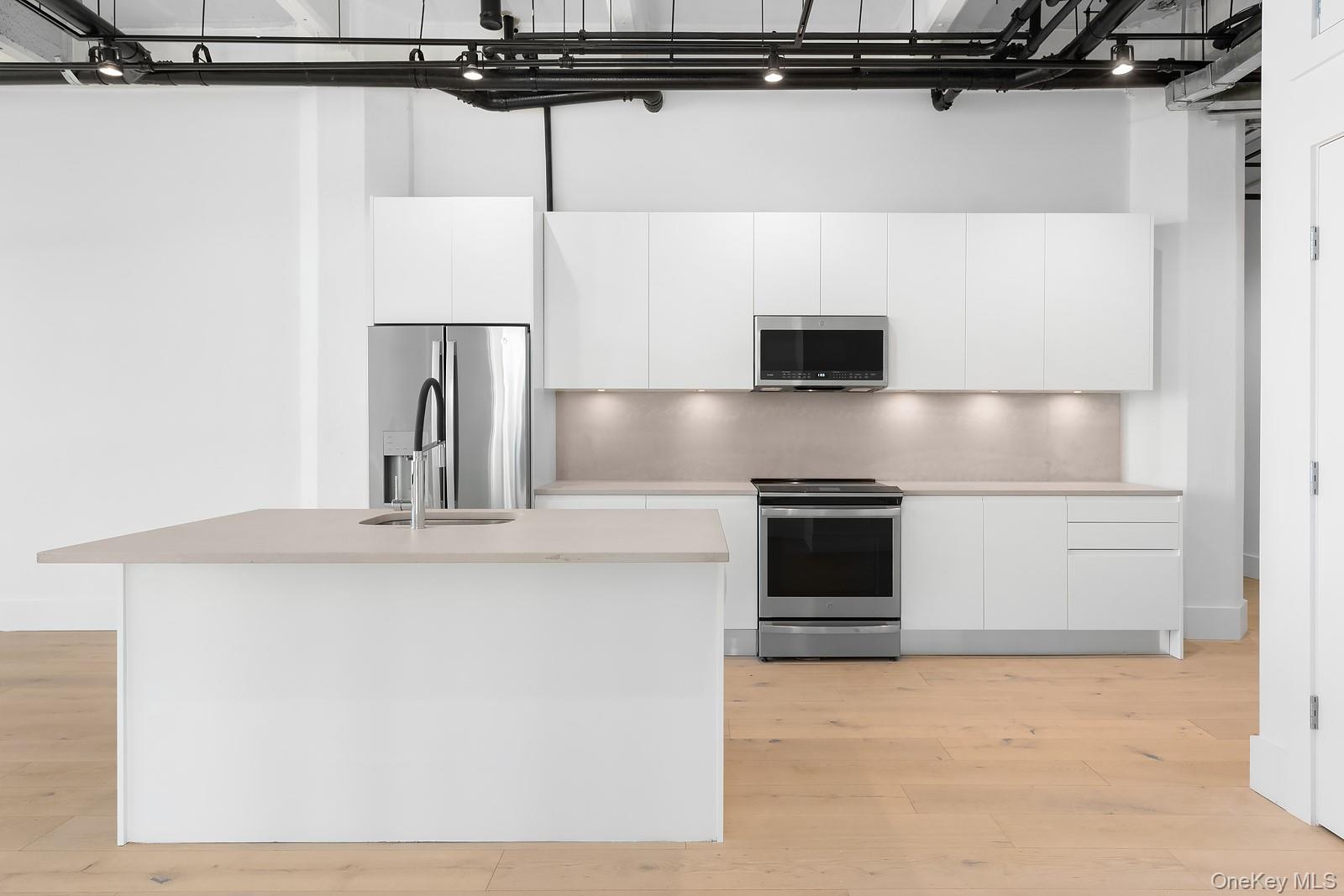 475 Kent Avenue Unit: 702
