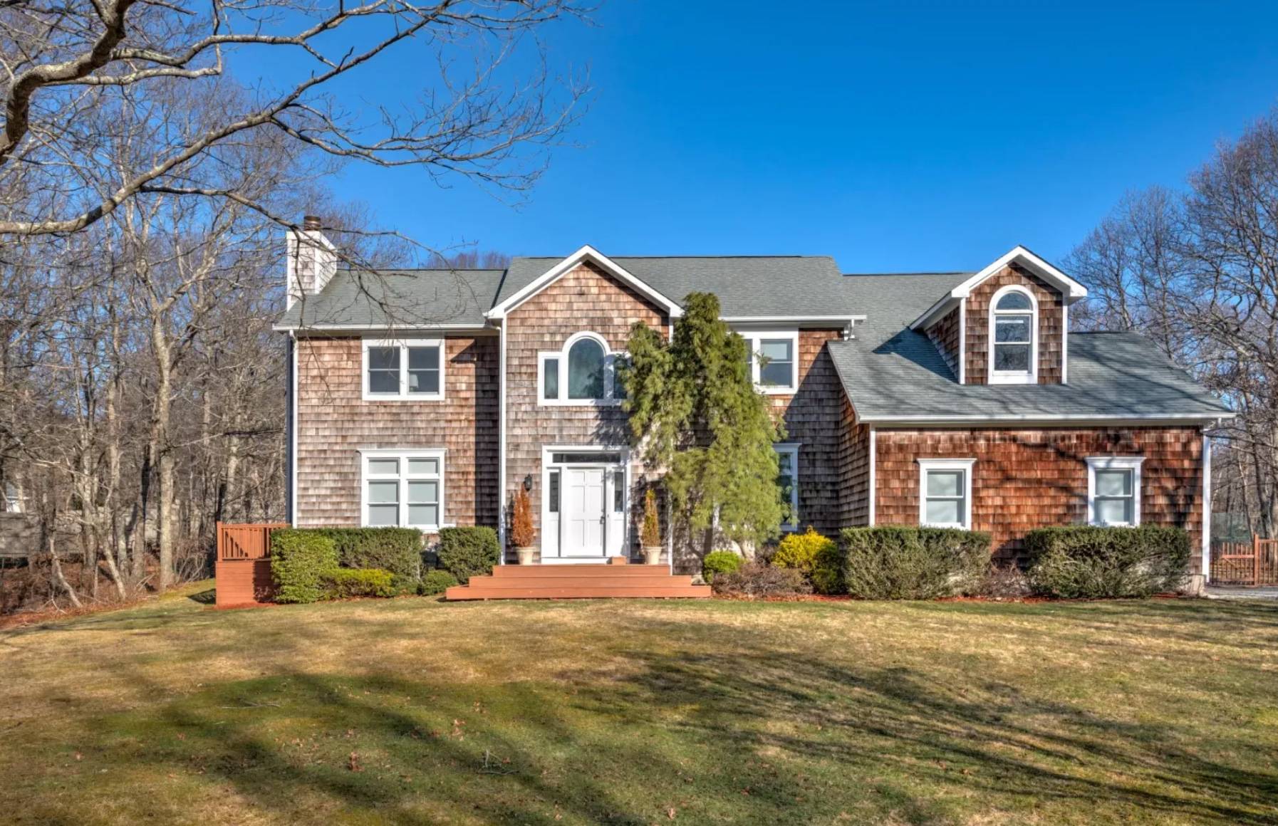1 MOUNTAIN LAUREL LN