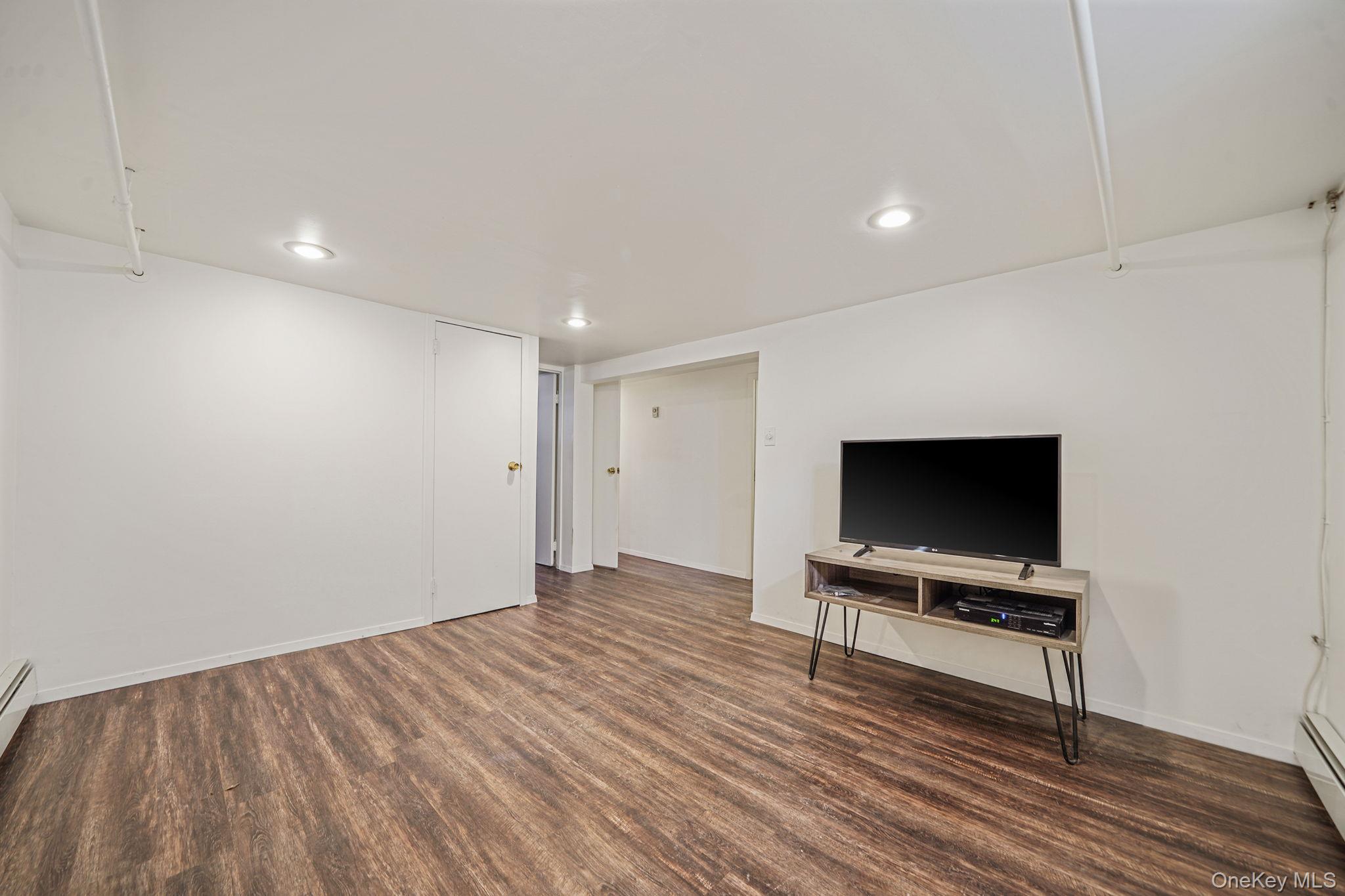 1080 N Broadway