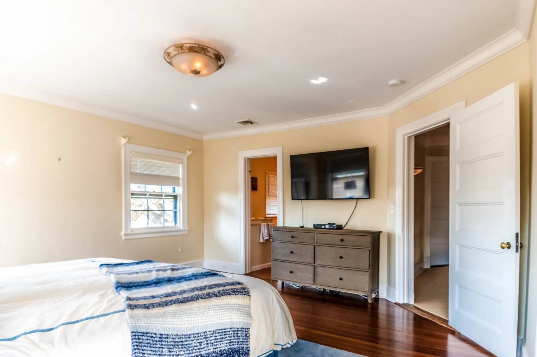 37 BEACH LN
