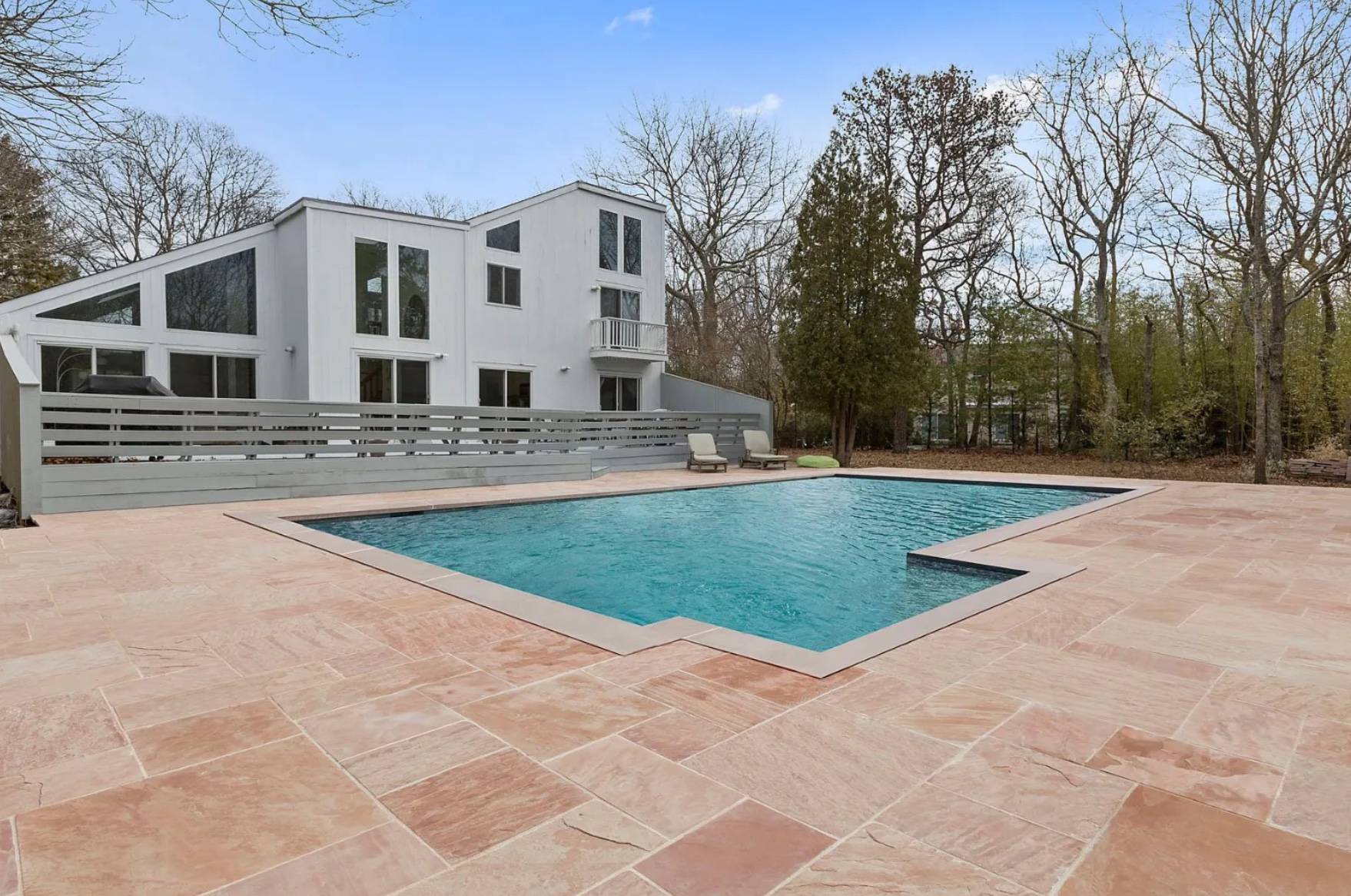 44 DIANE DR