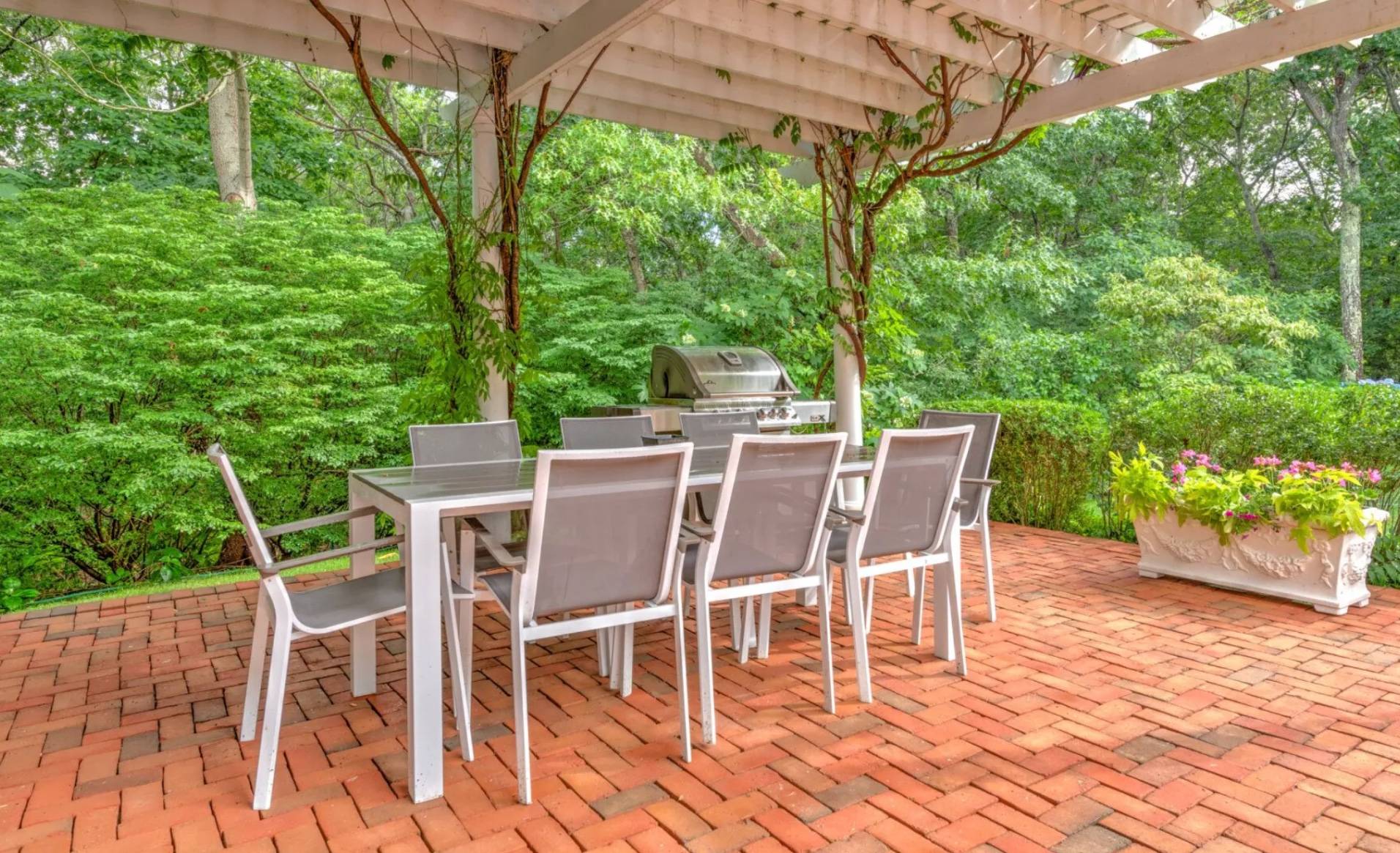 8 MOUNTAIN LAUREL LN