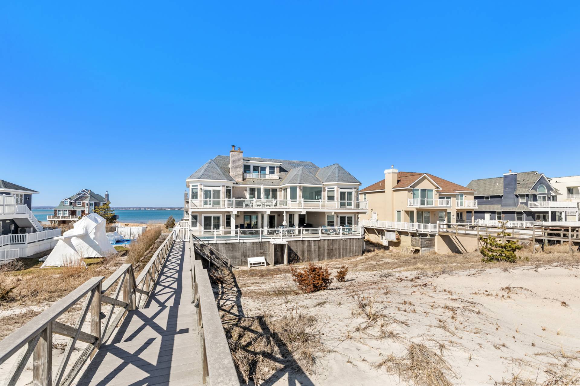 687 DUNE RD