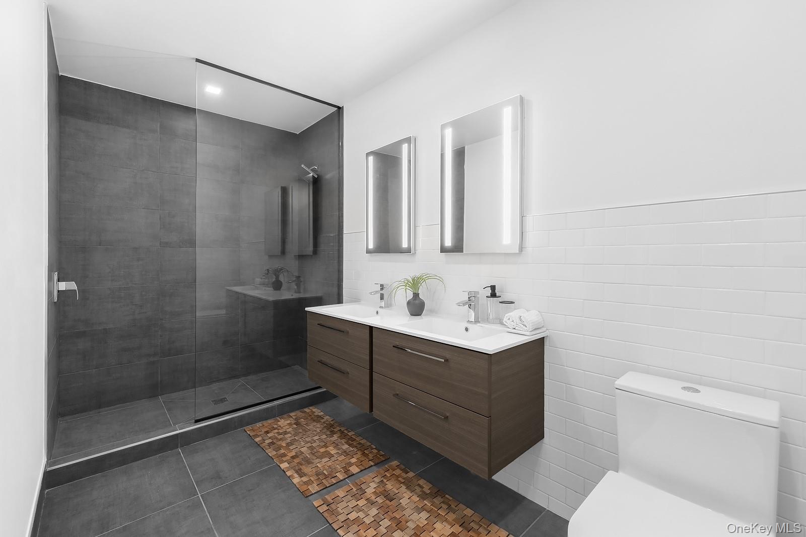 475 Kent Avenue Unit: 807