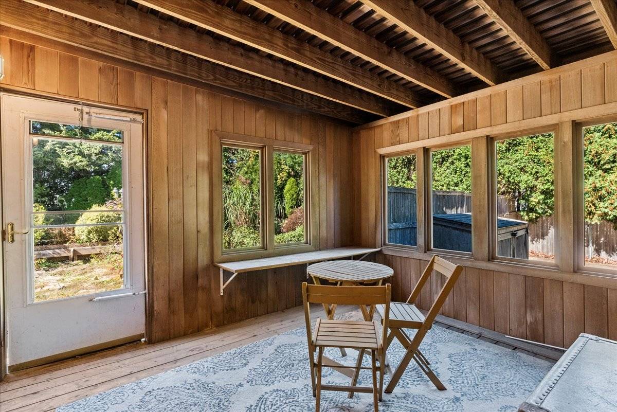 20 Alanson Ln, Hampton Bays, NY 11946