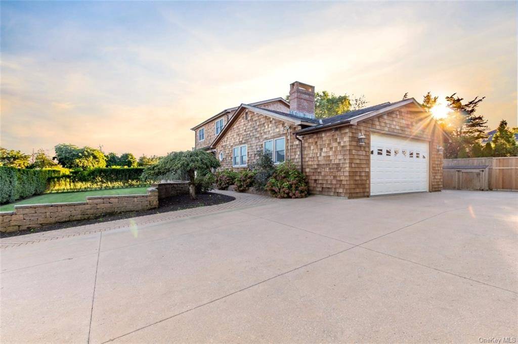 20 Alanson Ln, Hampton Bays, NY 11946