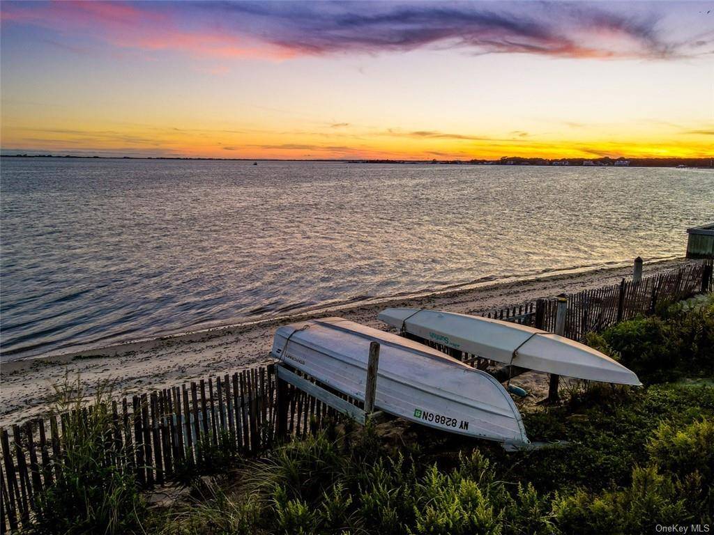 20 Alanson Ln, Hampton Bays, NY 11946