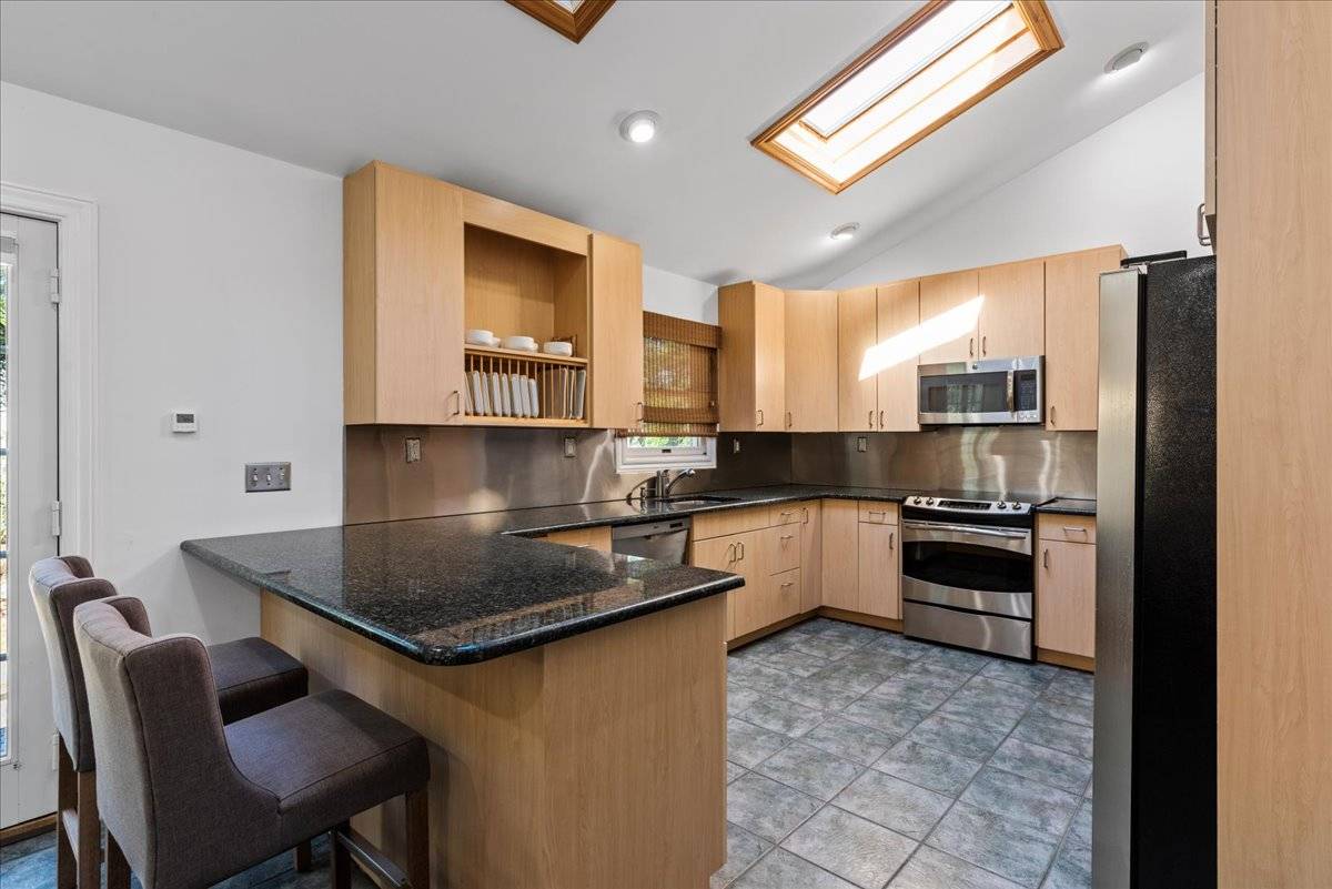 20 Alanson Ln, Hampton Bays, NY 11946