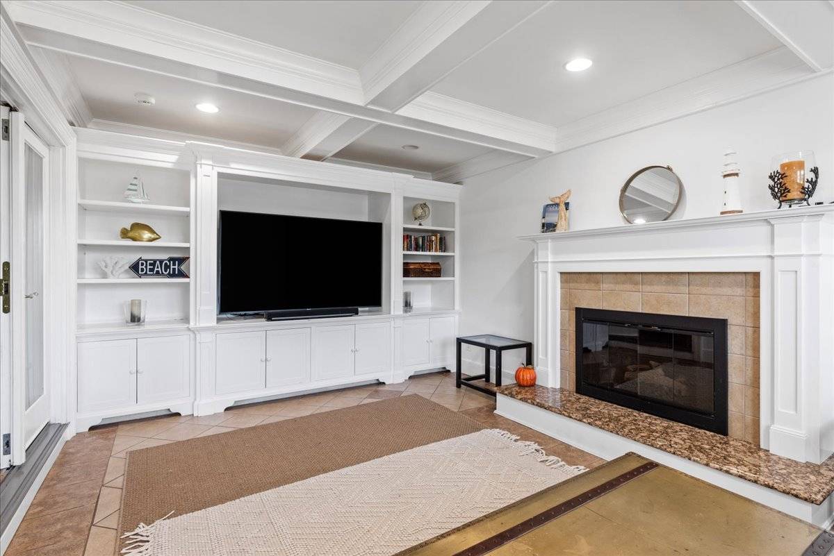 20 Alanson Ln, Hampton Bays, NY 11946