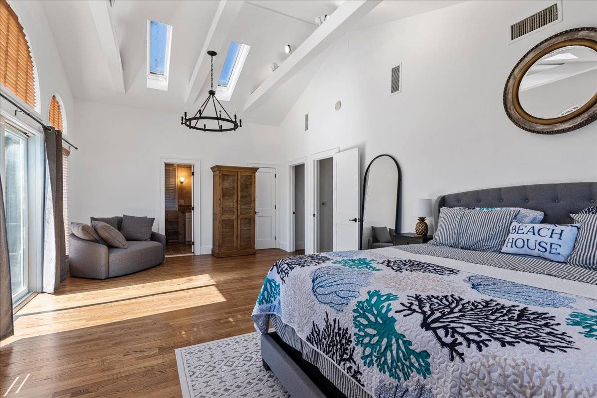 20 Alanson Ln, Hampton Bays, NY 11946