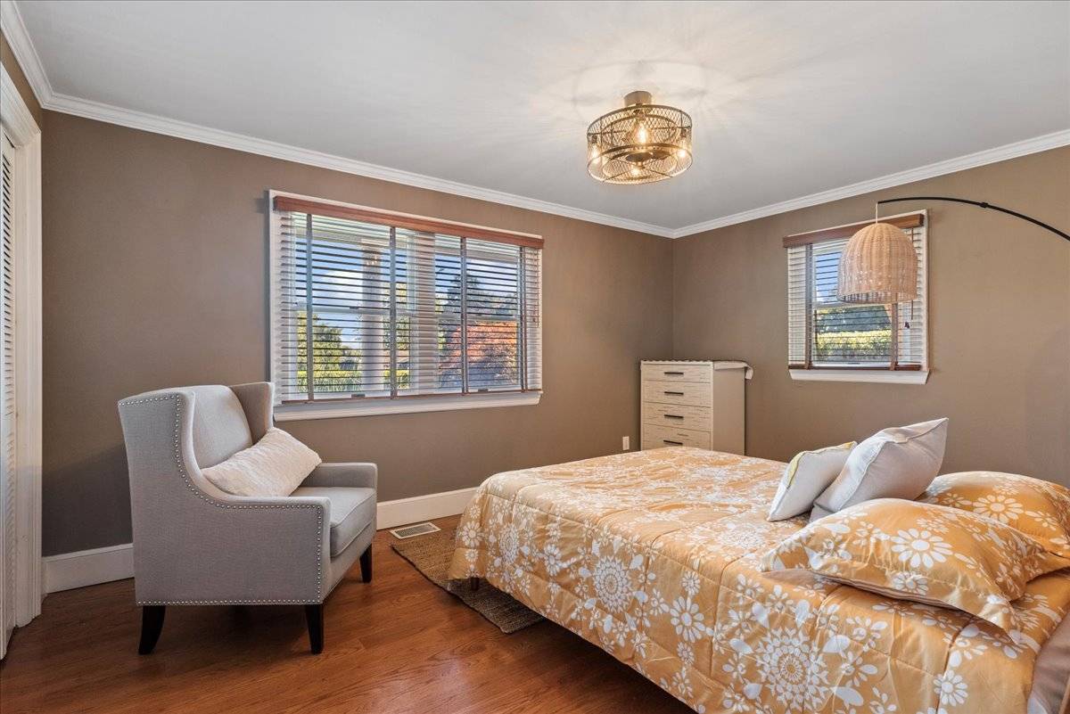 20 Alanson Ln, Hampton Bays, NY 11946