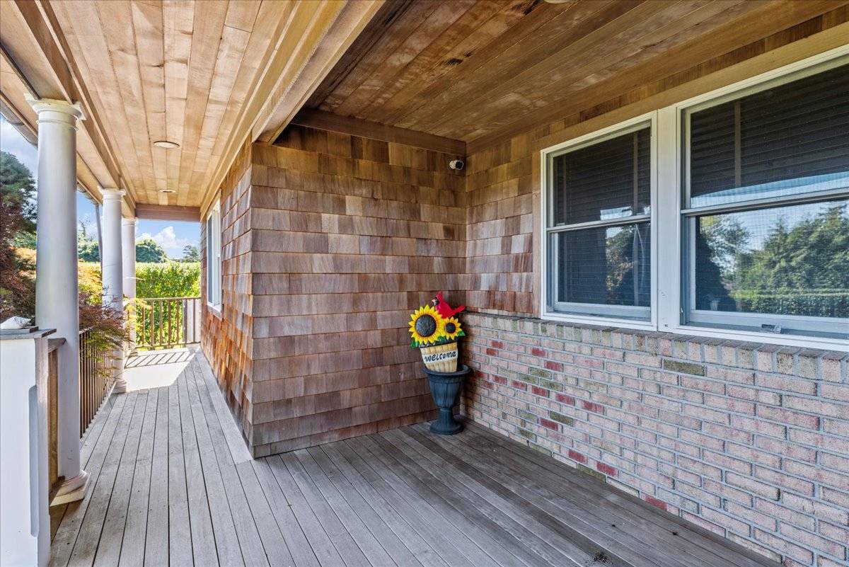 20 Alanson Ln, Hampton Bays, NY 11946