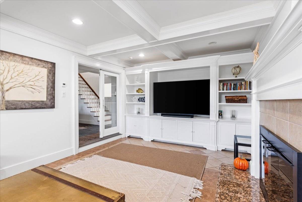 20 Alanson Ln, Hampton Bays, NY 11946