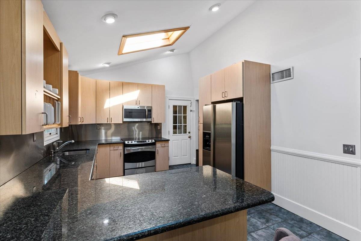 20 Alanson Ln, Hampton Bays, NY 11946