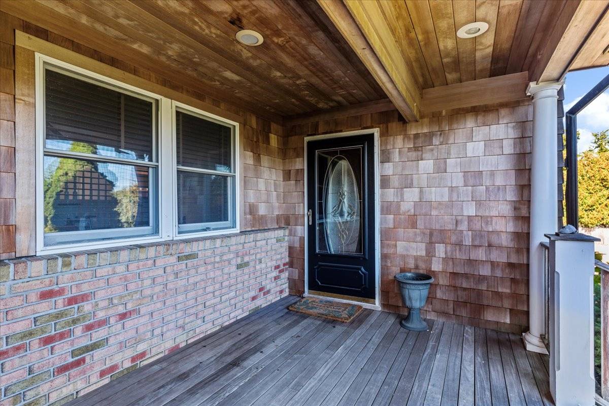 20 Alanson Ln, Hampton Bays, NY 11946