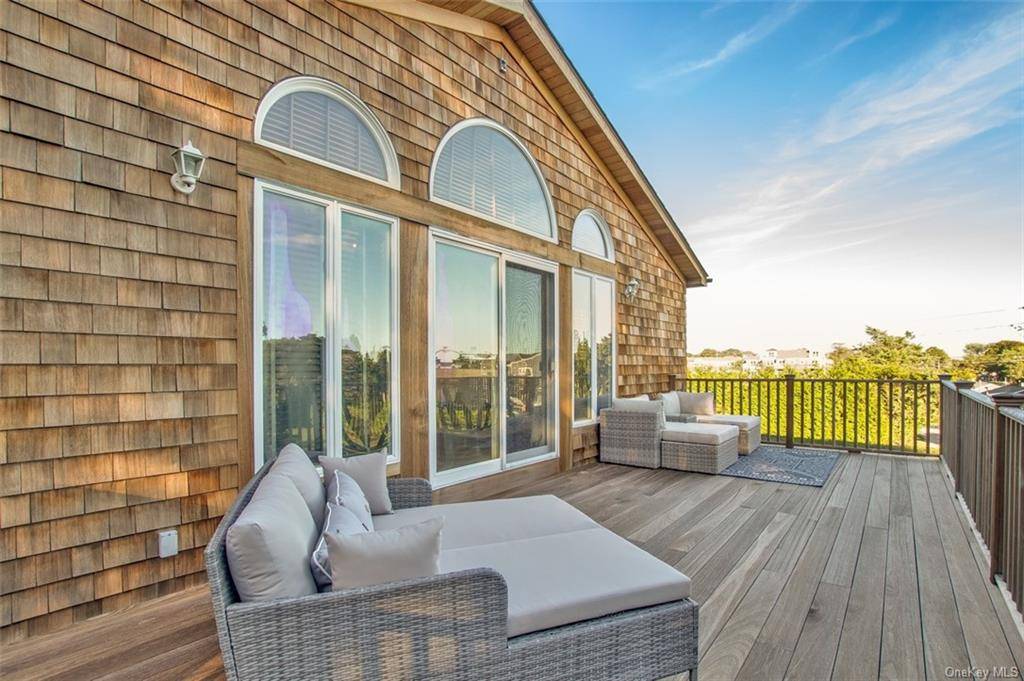 20 Alanson Ln, Hampton Bays, NY 11946