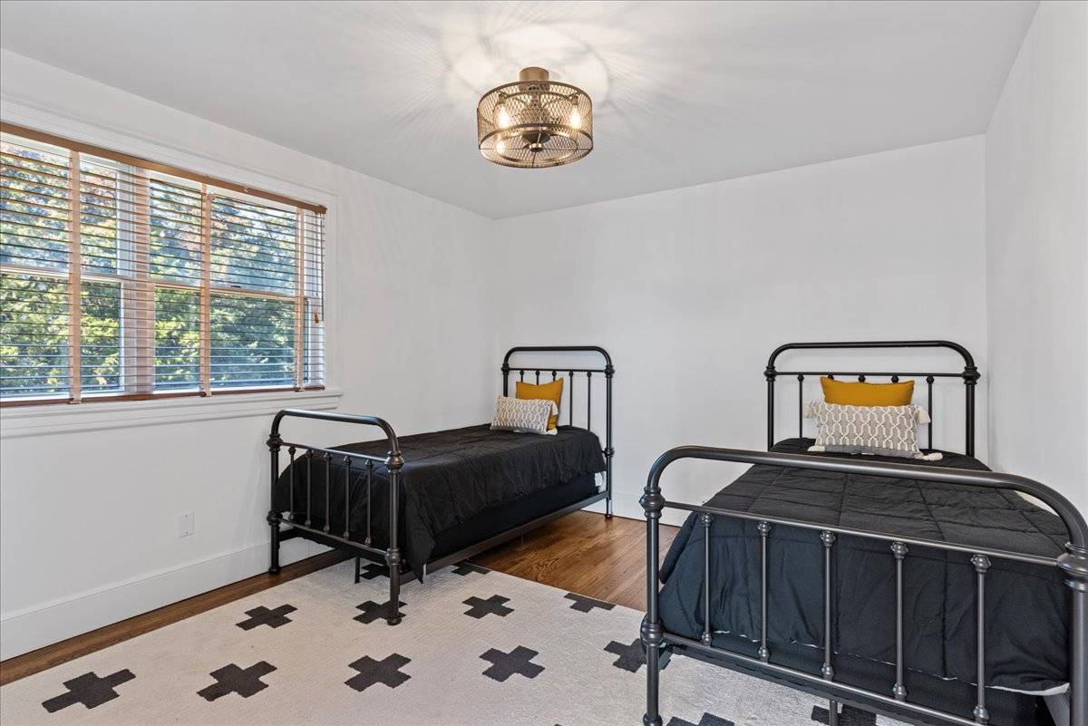 20 Alanson Ln, Hampton Bays, NY 11946