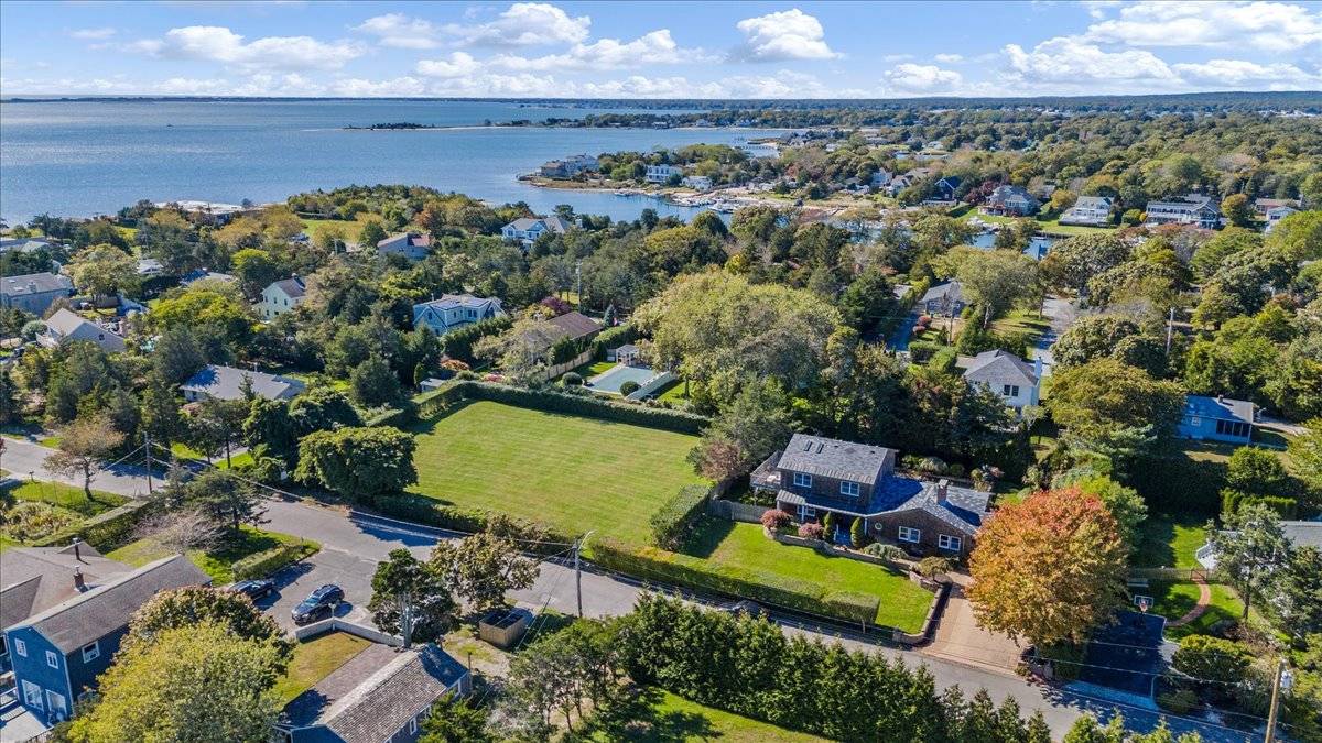 20 Alanson Ln, Hampton Bays, NY 11946