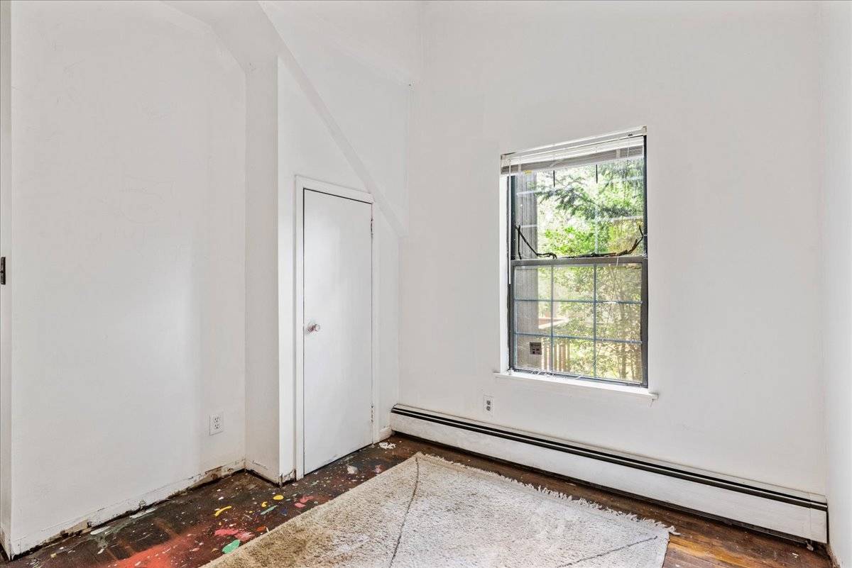75 Hill E St