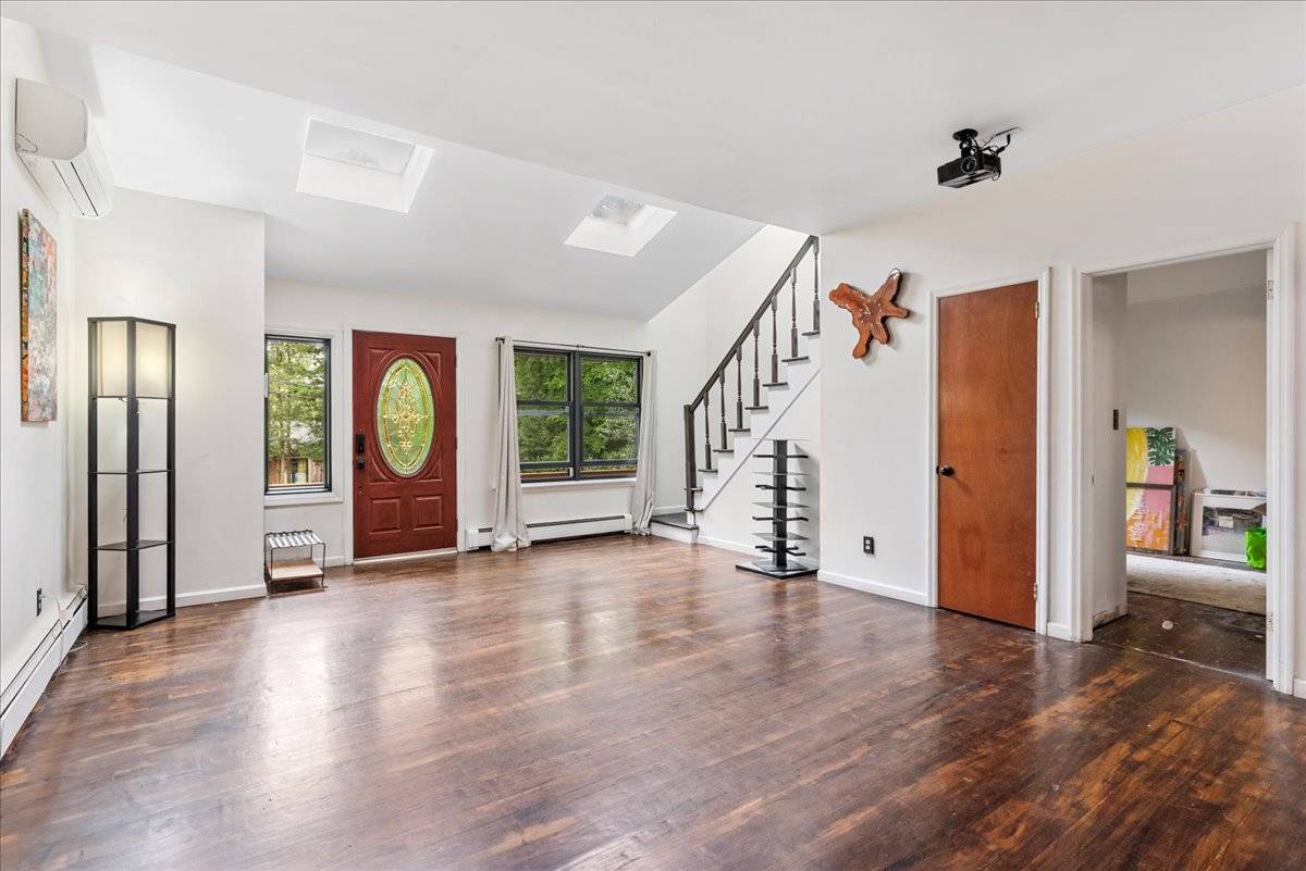 75 Hill E St