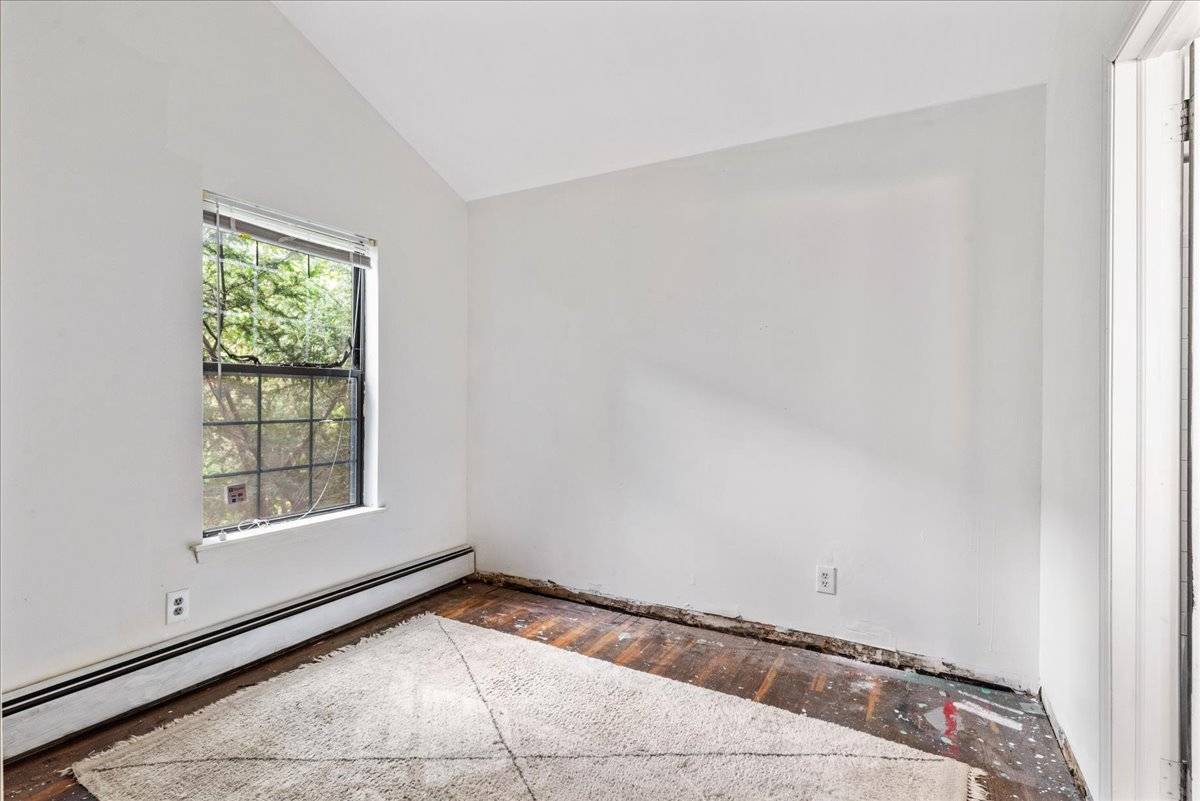 75 Hill E St