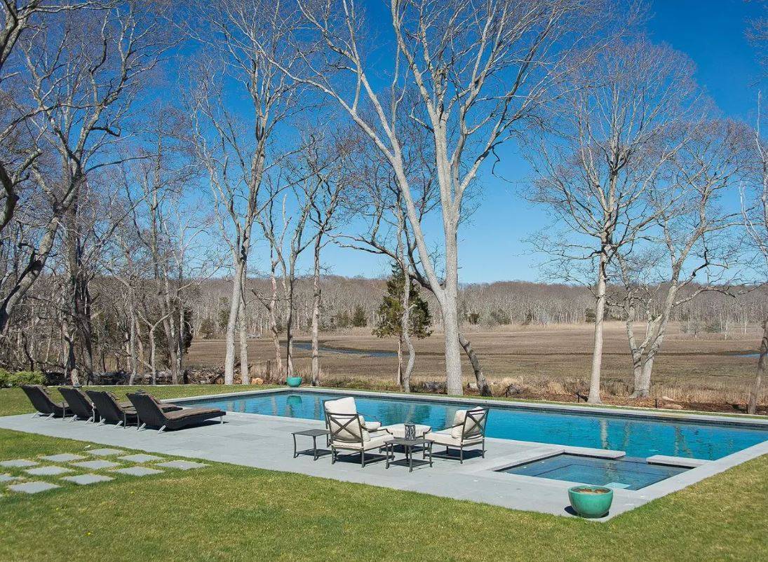 18 FAIRLEA CT