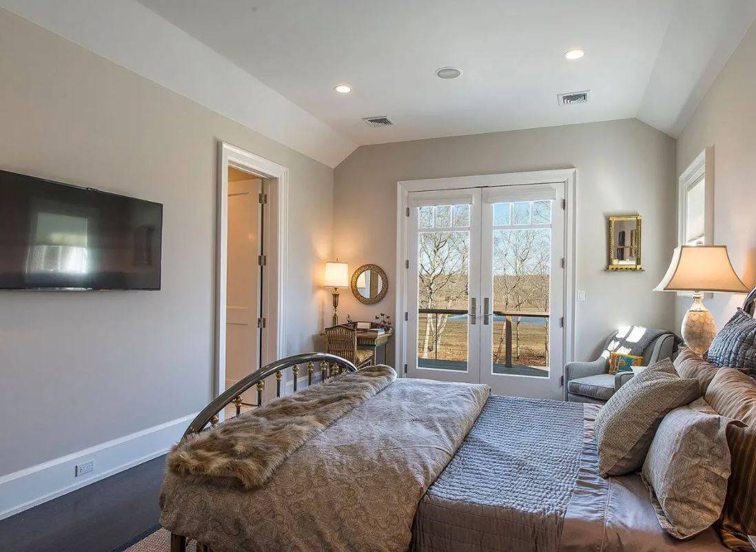 18 FAIRLEA CT