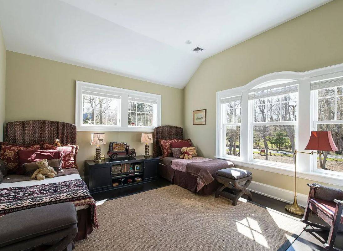 18 FAIRLEA CT