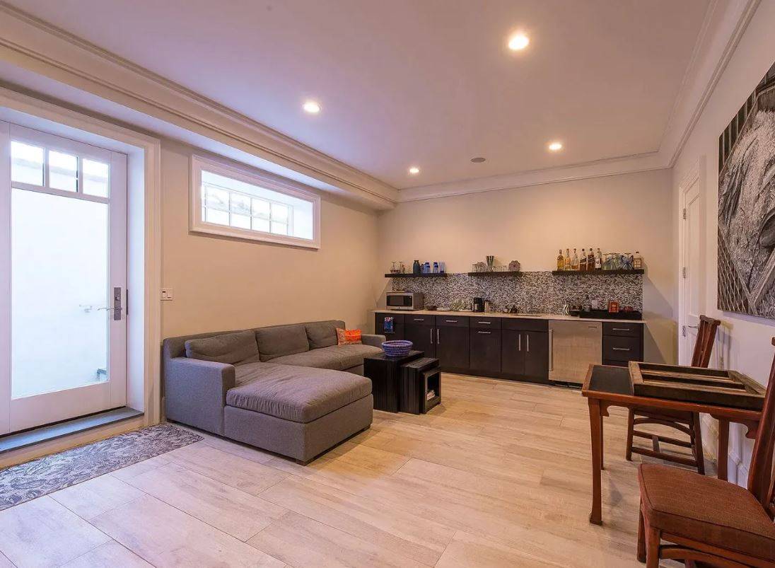 18 FAIRLEA CT