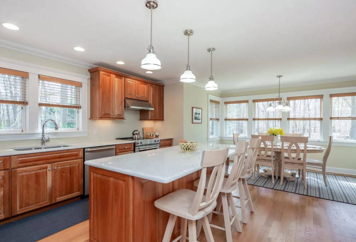 6 Wooded Oak Ln