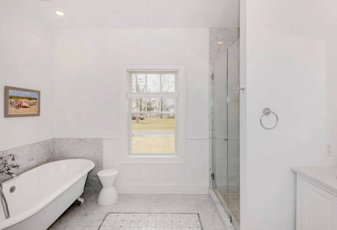 32 WEST NECK CIR