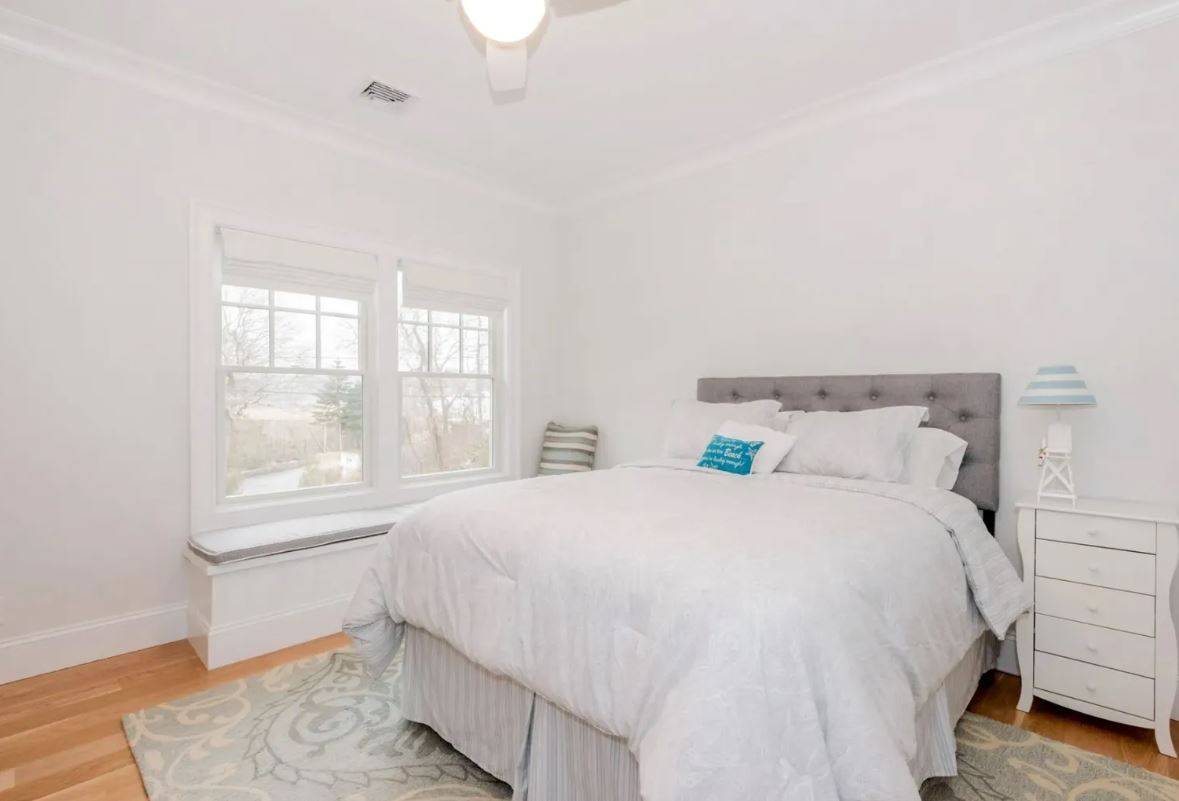 32 WEST NECK CIR