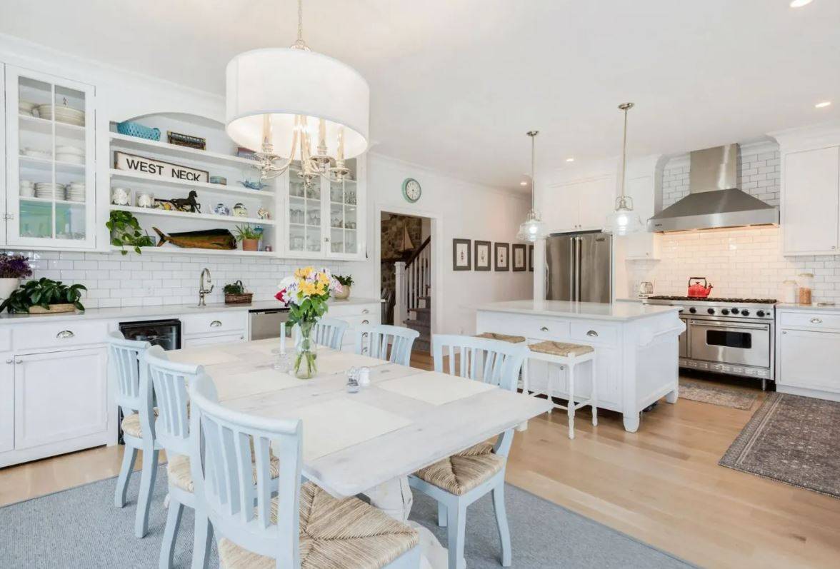 32 WEST NECK CIR