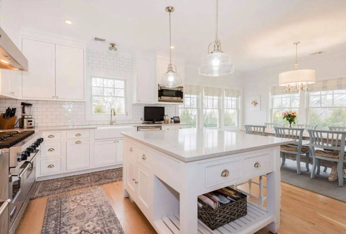 32 WEST NECK CIR