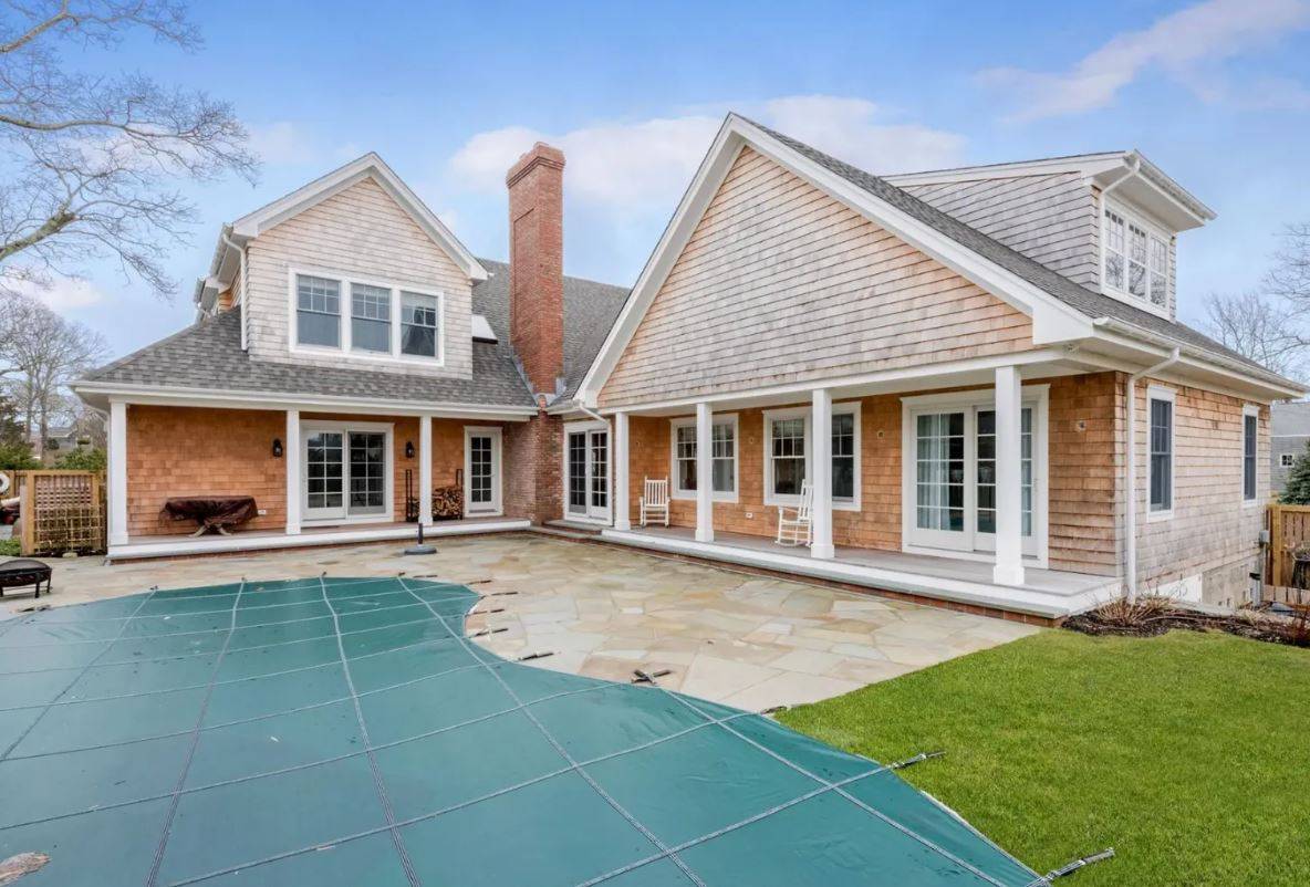 32 WEST NECK CIR