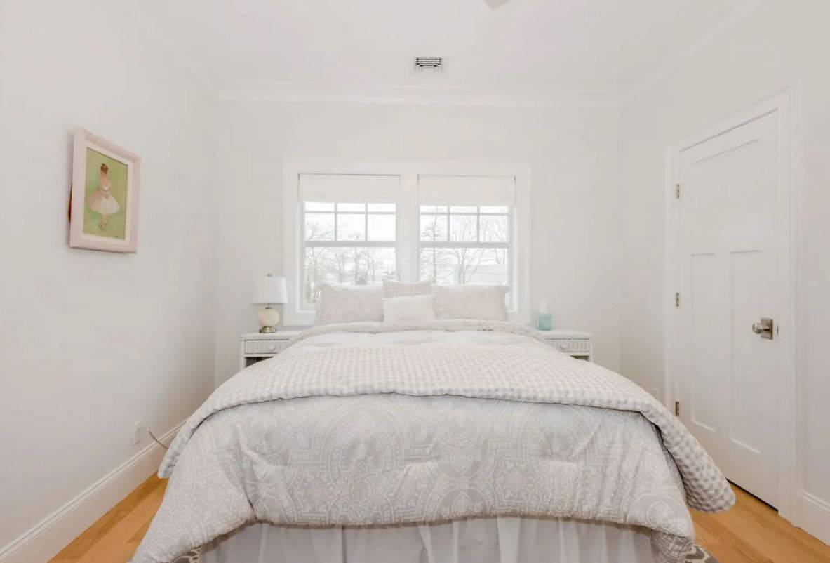 32 WEST NECK CIR