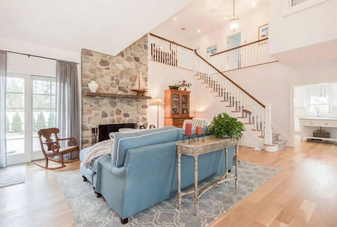 32 WEST NECK CIR