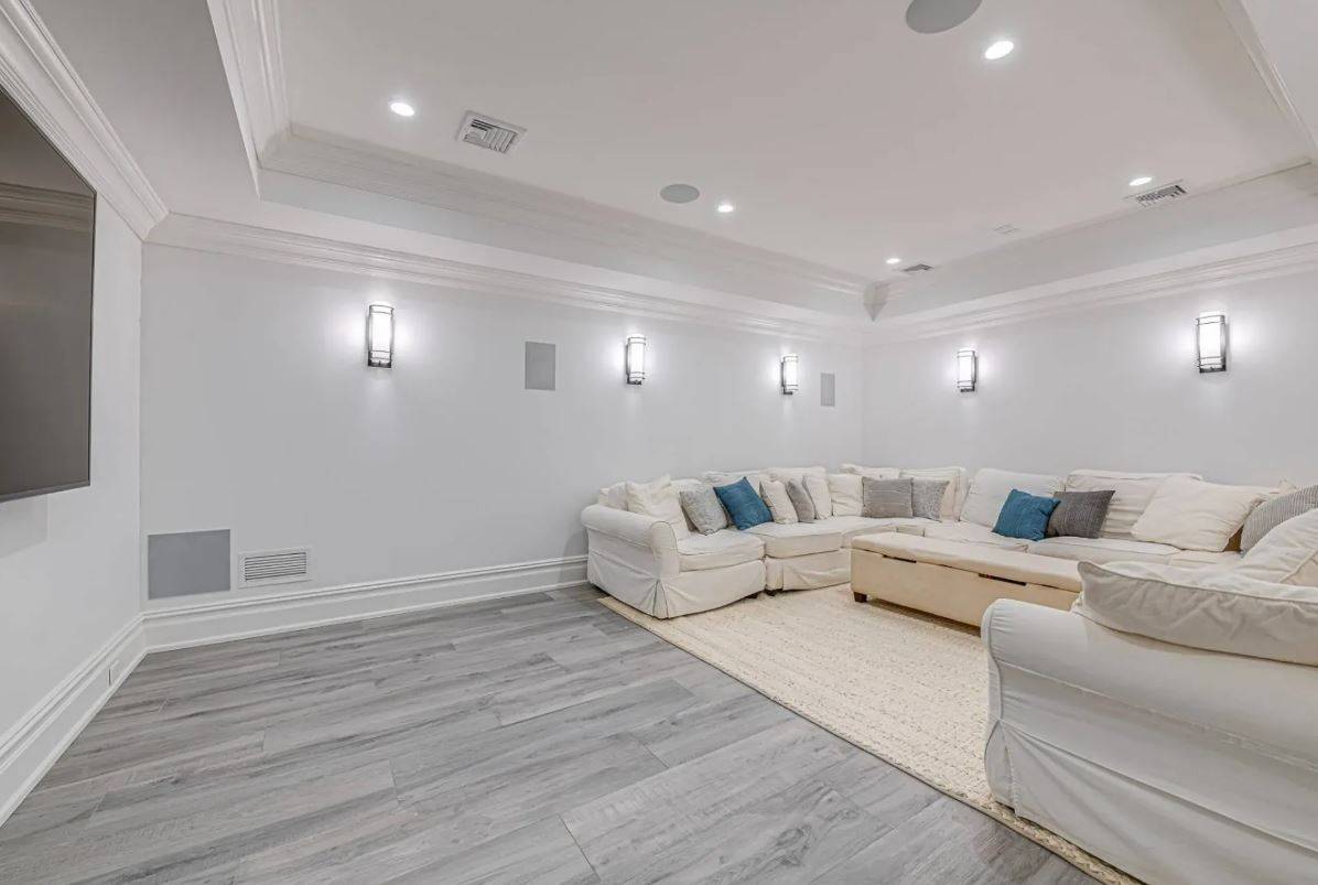39 MIDDLE POND RD