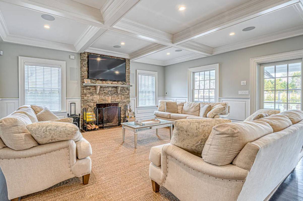 39 MIDDLE POND RD