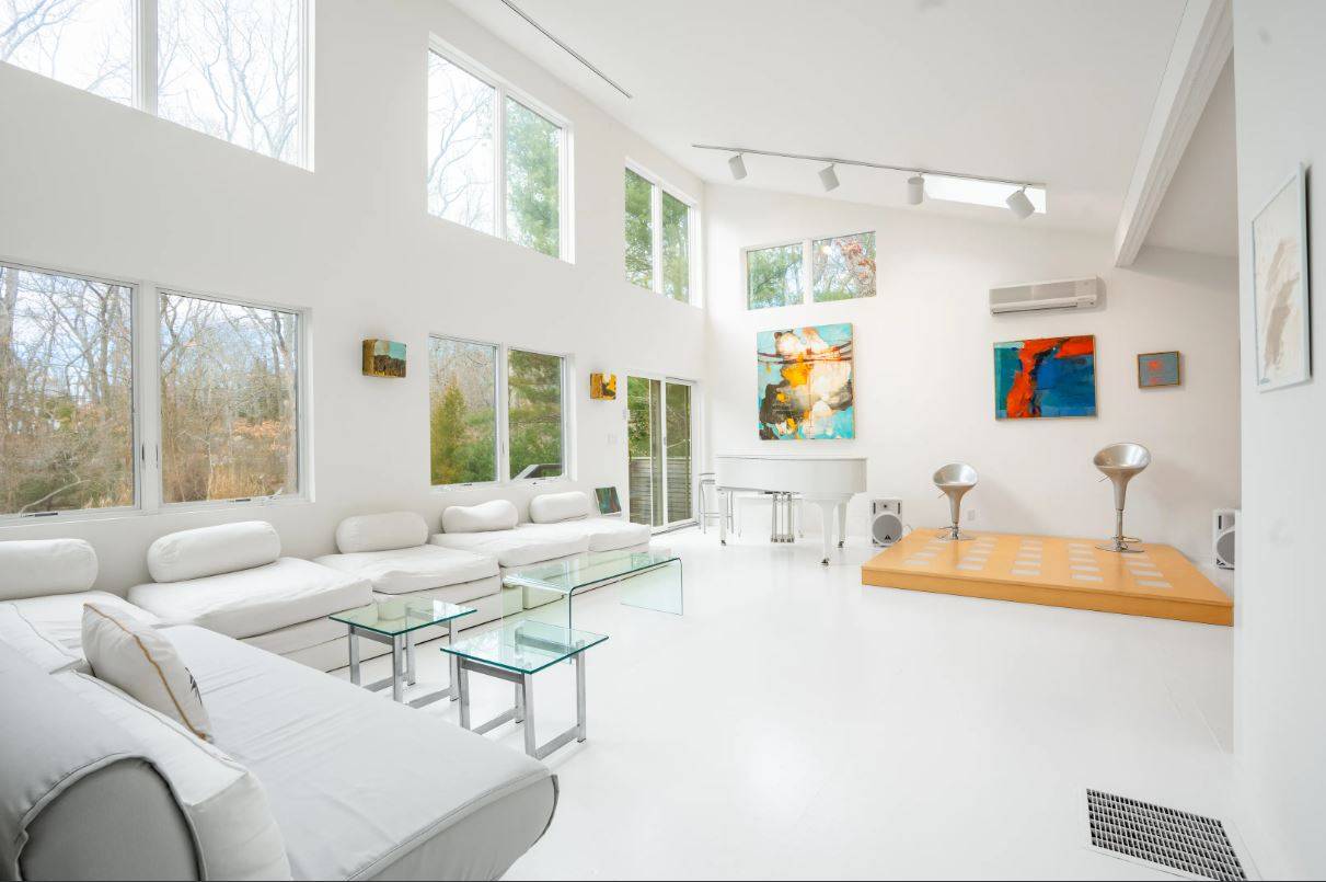 1 Longwoods Ln