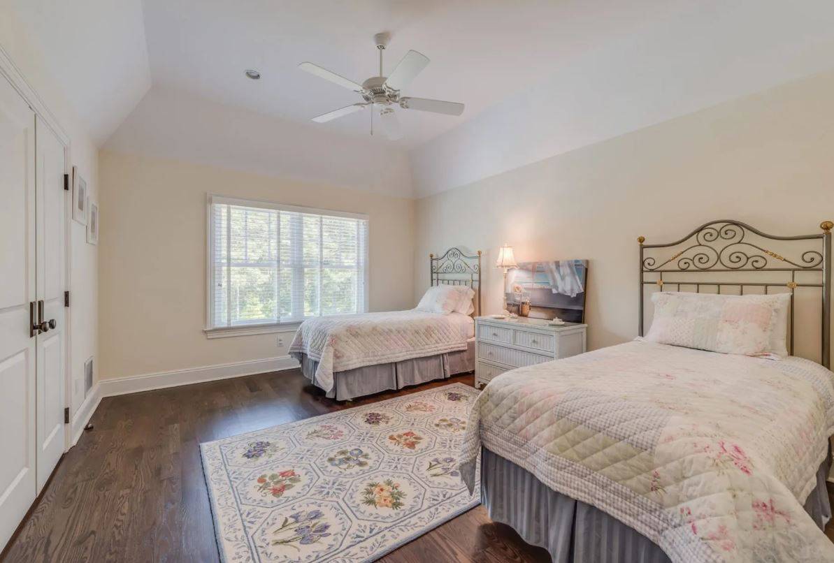 7 SOUTHAMPTON HILLS CT