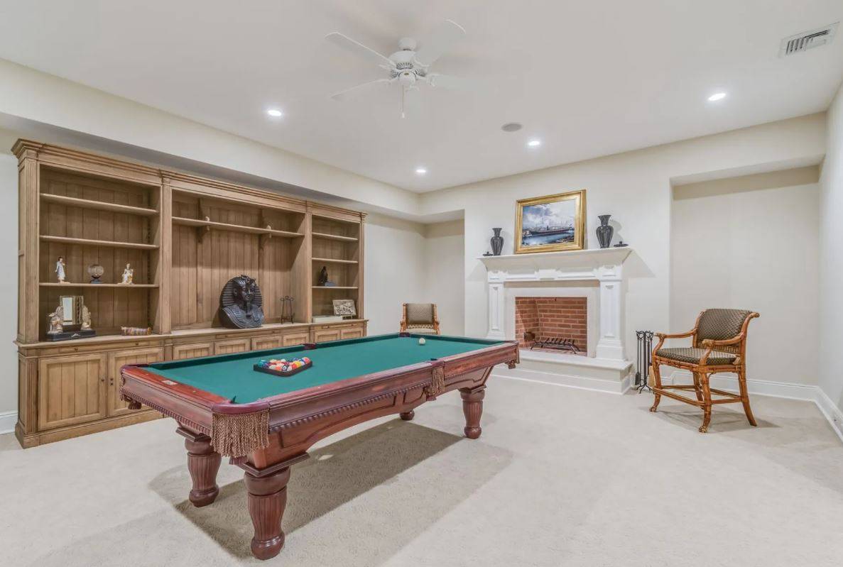 7 SOUTHAMPTON HILLS CT