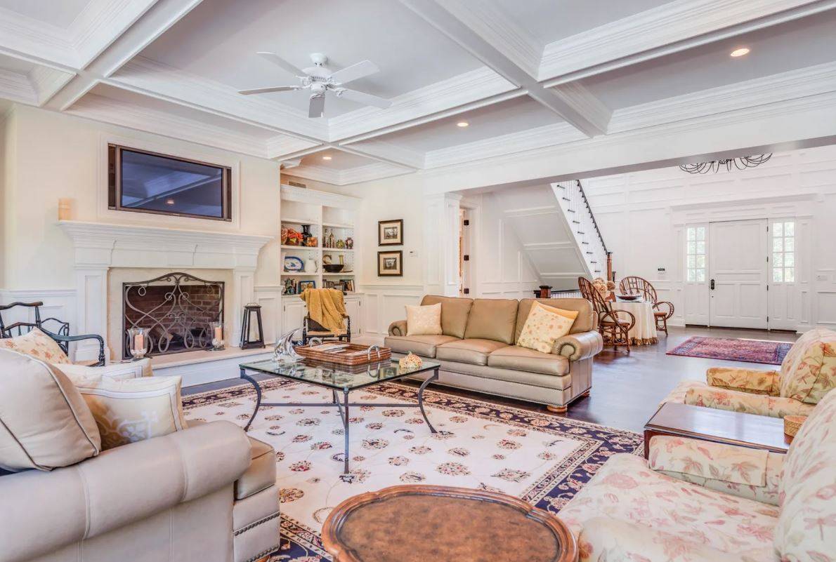 7 SOUTHAMPTON HILLS CT