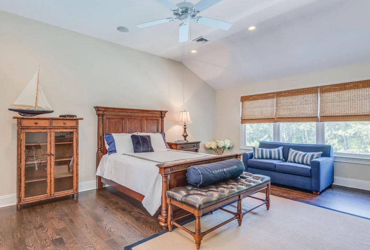 7 SOUTHAMPTON HILLS CT