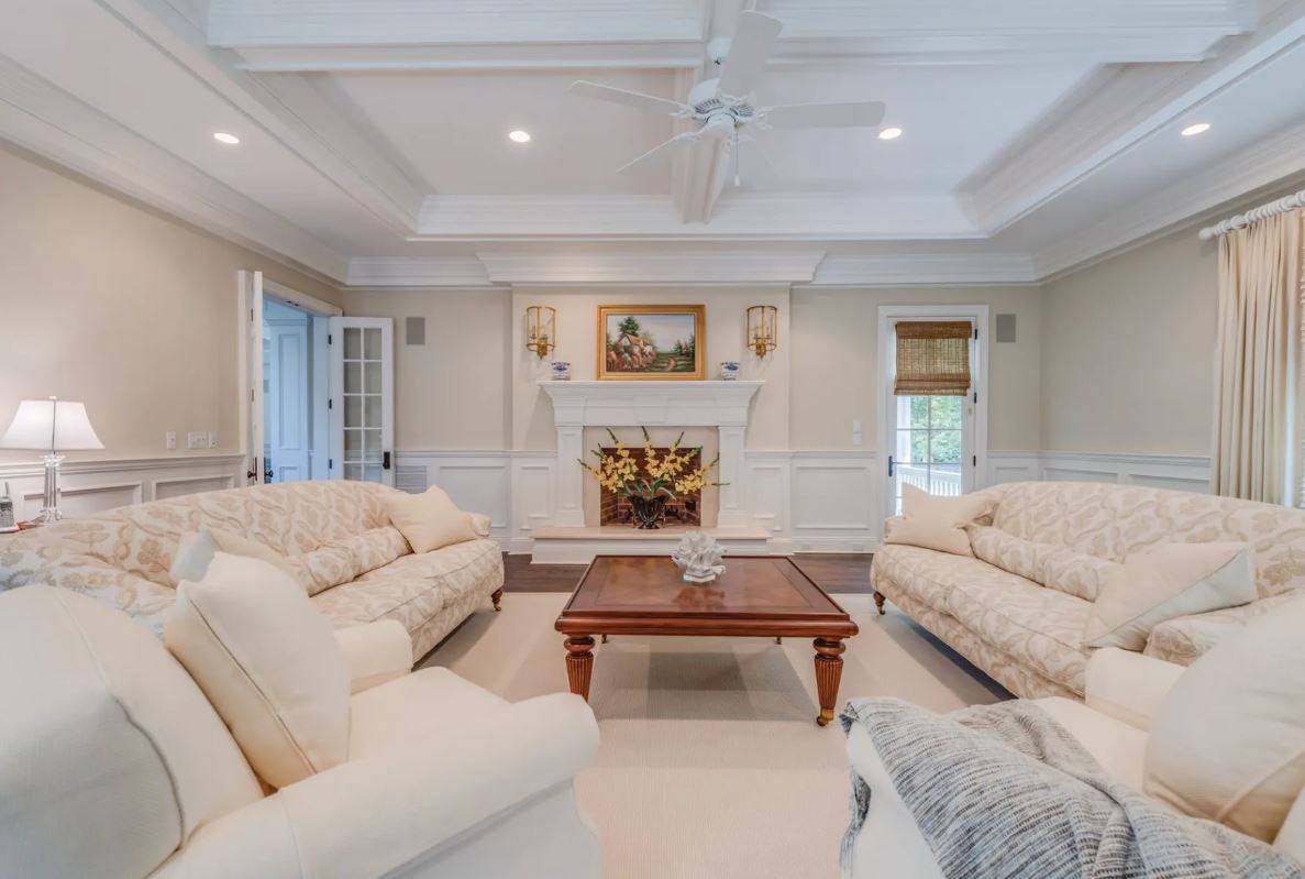 7 SOUTHAMPTON HILLS CT