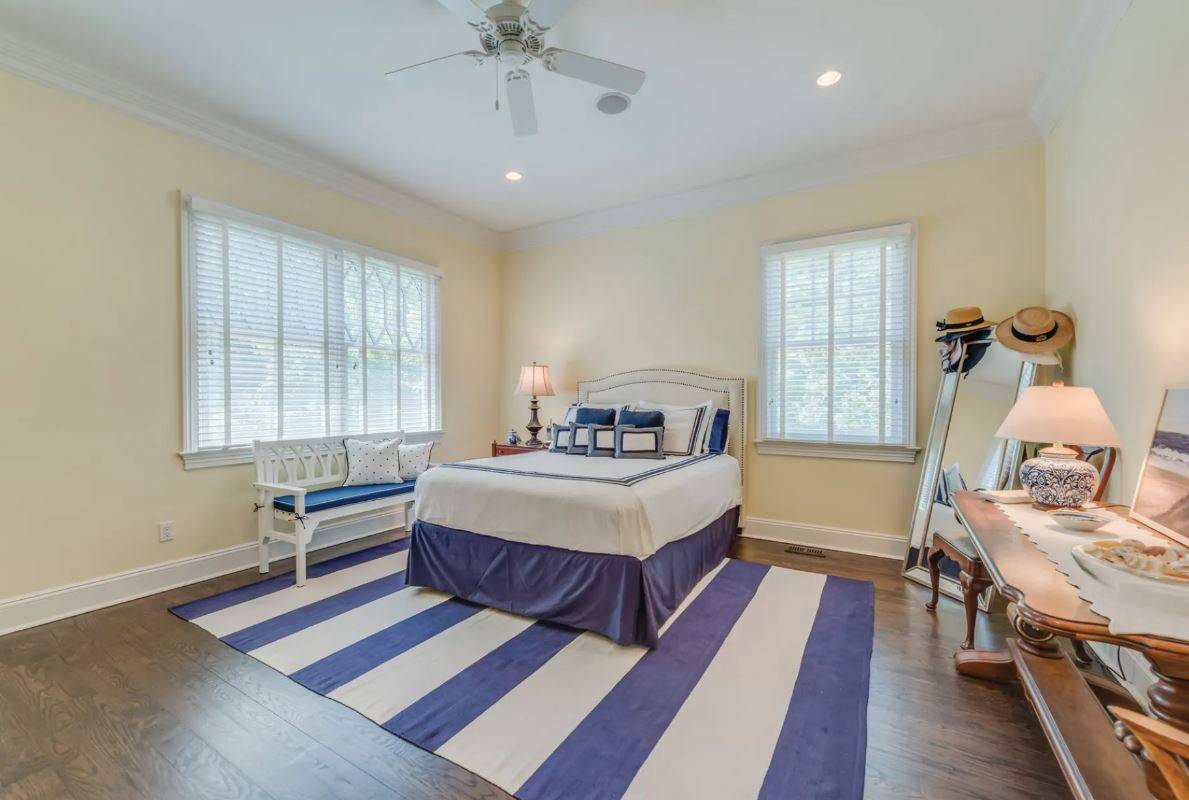 7 SOUTHAMPTON HILLS CT