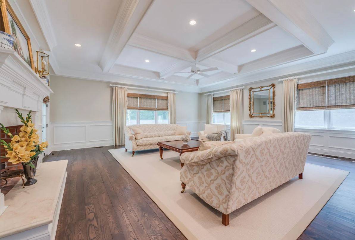 7 SOUTHAMPTON HILLS CT