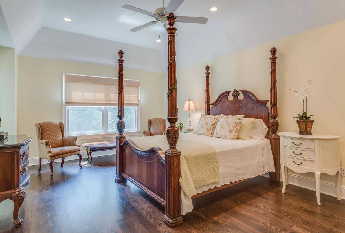 7 SOUTHAMPTON HILLS CT